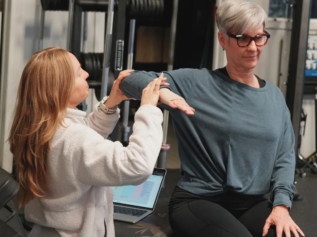 Move Strong coach conducting a movement assessment with a new member during Session 1 of the No-Sweat Onboarding